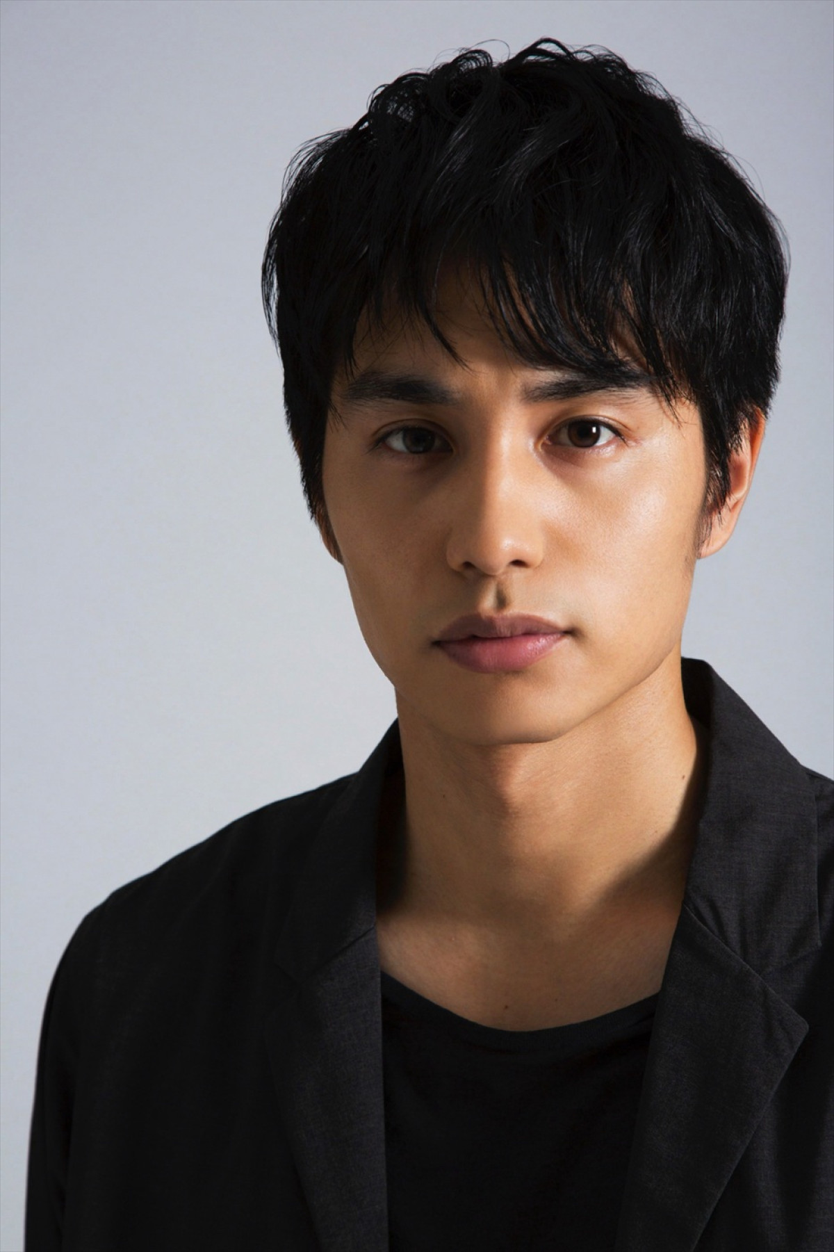 仲野太賀＆中野英雄、NHKスペシャルドラマ『シミュレーション』に親子出演！　岩田剛典、二階堂ふみ、佐藤浩市ら新キャスト発表