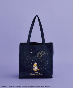 『くまのプーさん』×「Maison de FLEUR」がコラボ！　パジャマ姿が愛らしいトートなど全5型展開