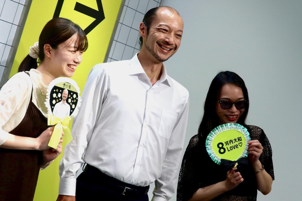 1日限定『８番出口』“歩く男”グリーティングに長蛇の列　無表情→笑顔で歓声上がって大盛り上がり