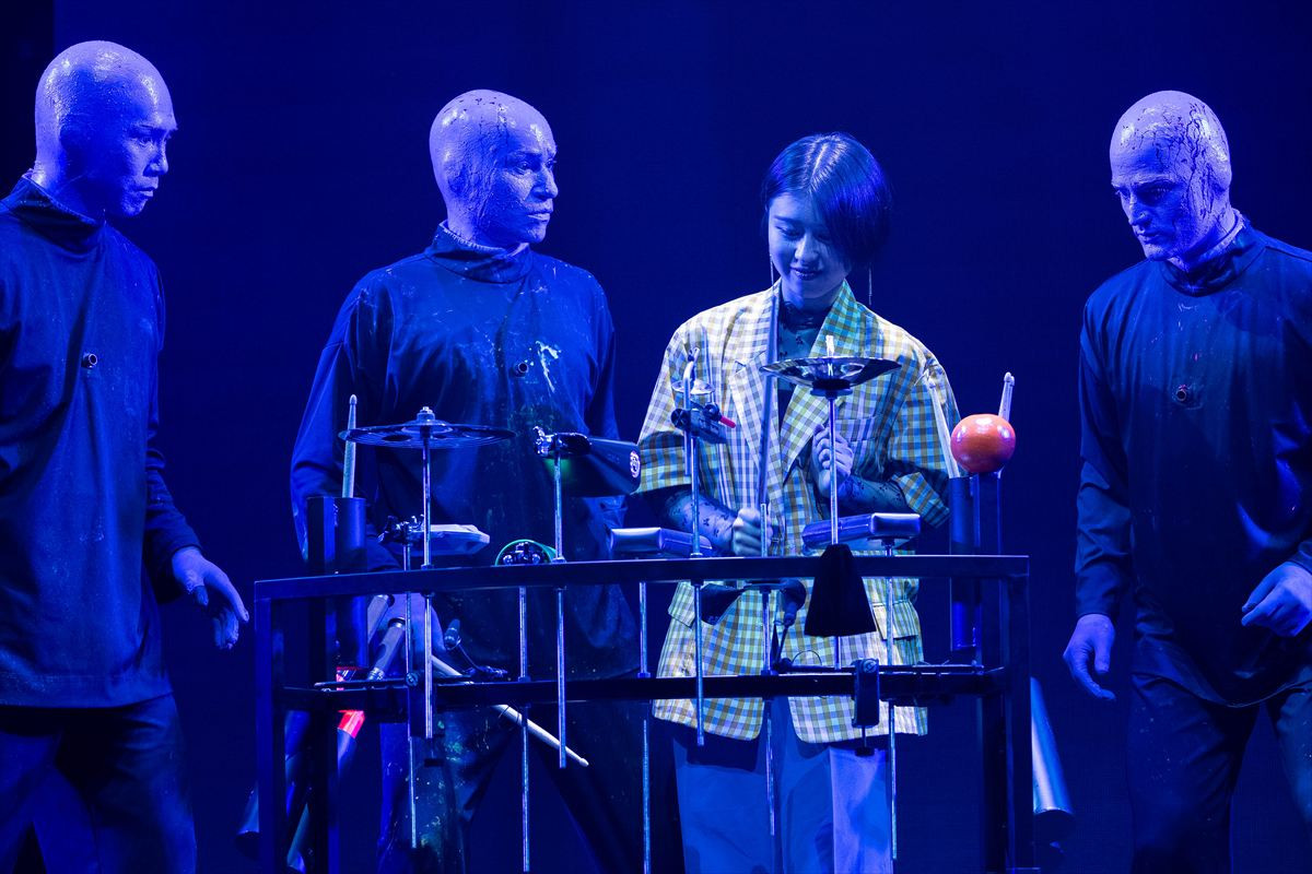 『ブルーマングループ2025 新宿公演』開幕！　小林幸子ら観劇「何回見ても面白い」