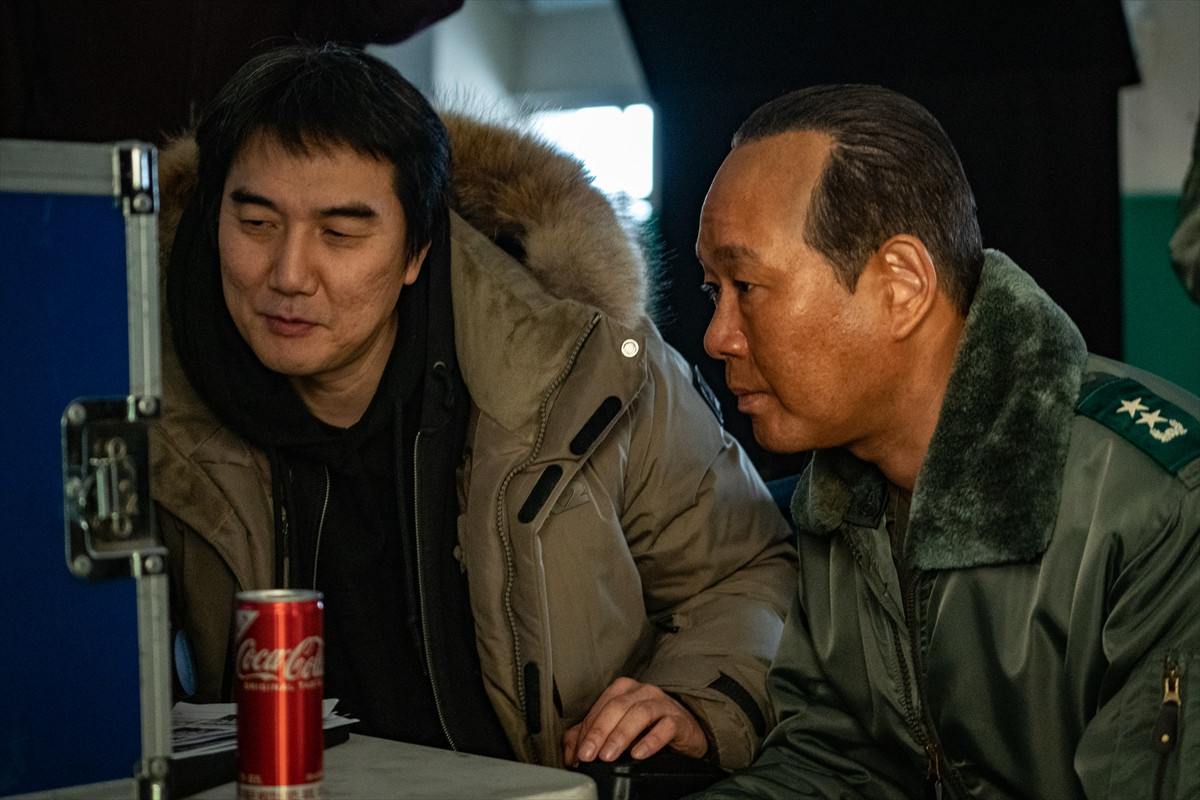 イ・ソンギュンさん最期の出演作『大統領暗殺裁判』、キャラクターポスター＆撮影裏メイキングカット解禁