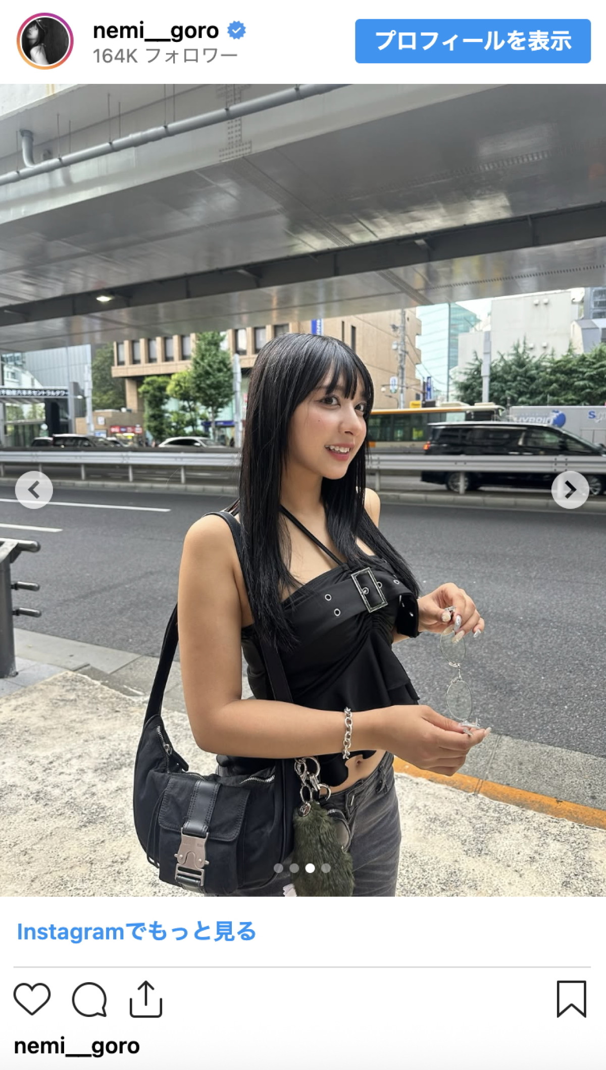 “ブリッジ芸”で話題のグラドル、へそチラ黒コーデがかわいすぎる「世界で一番美しい女の子！」