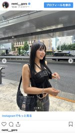 椚マイカ、へそチラ黒コーデを披露　※「椚マイカ」インスタグラム