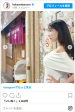 穂川果音の美しすぎる白ワンピショット　※「穂川果音」インスタグラム