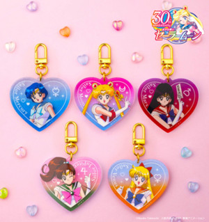 コンビニで『セーラームーン』新作グッズが買える！　スティック型の「バックチャーム」など2種