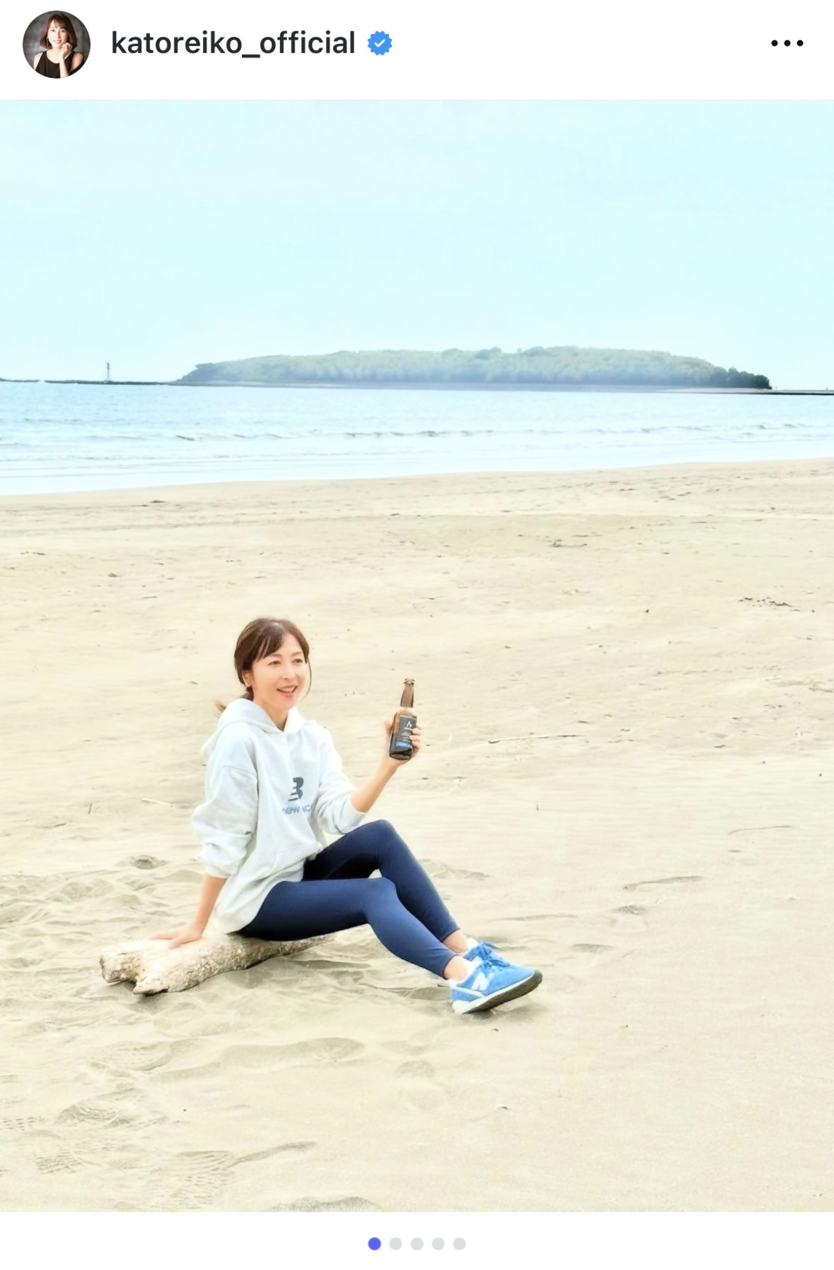 かとうれいこ、スポーティな装いのビーチショット　※「かとうれいこ」インスタグラム