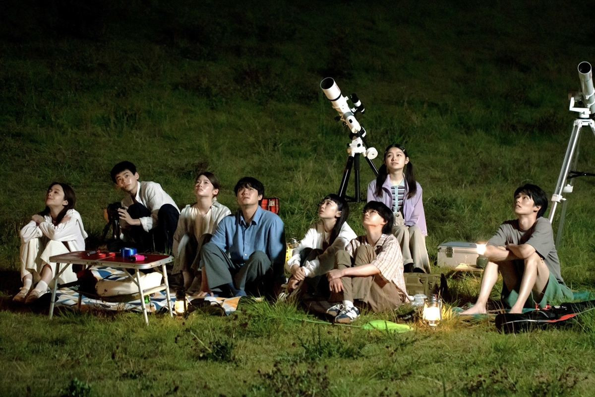 『僕達はまだその星の校則を知らない』“健治”磯村勇斗、“珠々”堀田真由に肩ズン→膝枕に反響「めっちゃキュンキュン」