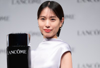 戸田恵梨香、ランコム新製品“回復科学発想の化粧水”「ジェニフィック アルティメ エッセンス ローション」ブランドムービー発表会に登場