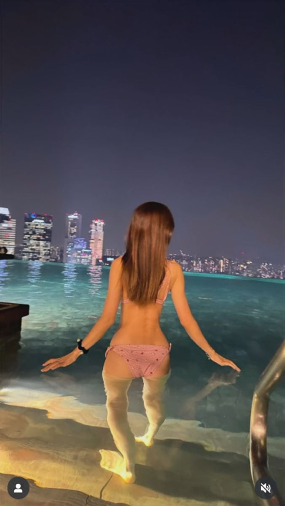 ほしのあき48歳、水着で抜群プロポーション全開「美しすぎる」　シンガポール満喫　夫は13歳年下＆1児の母