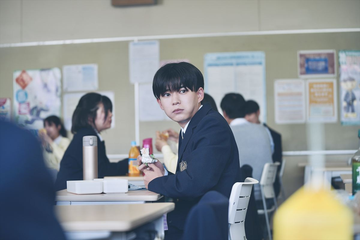 長尾謙杜の目に宿る“疑惑”と“恋心”――『恋に至る病』等身大な表情切り取る場面写真解禁