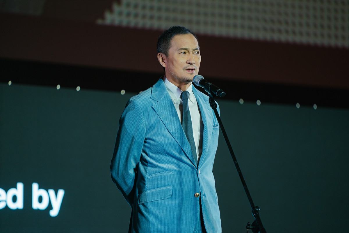 坂口健太郎＆渡辺謙、『盤上の向日葵』で釜山国際映画祭に登場　舞台挨拶で韓国語も披露