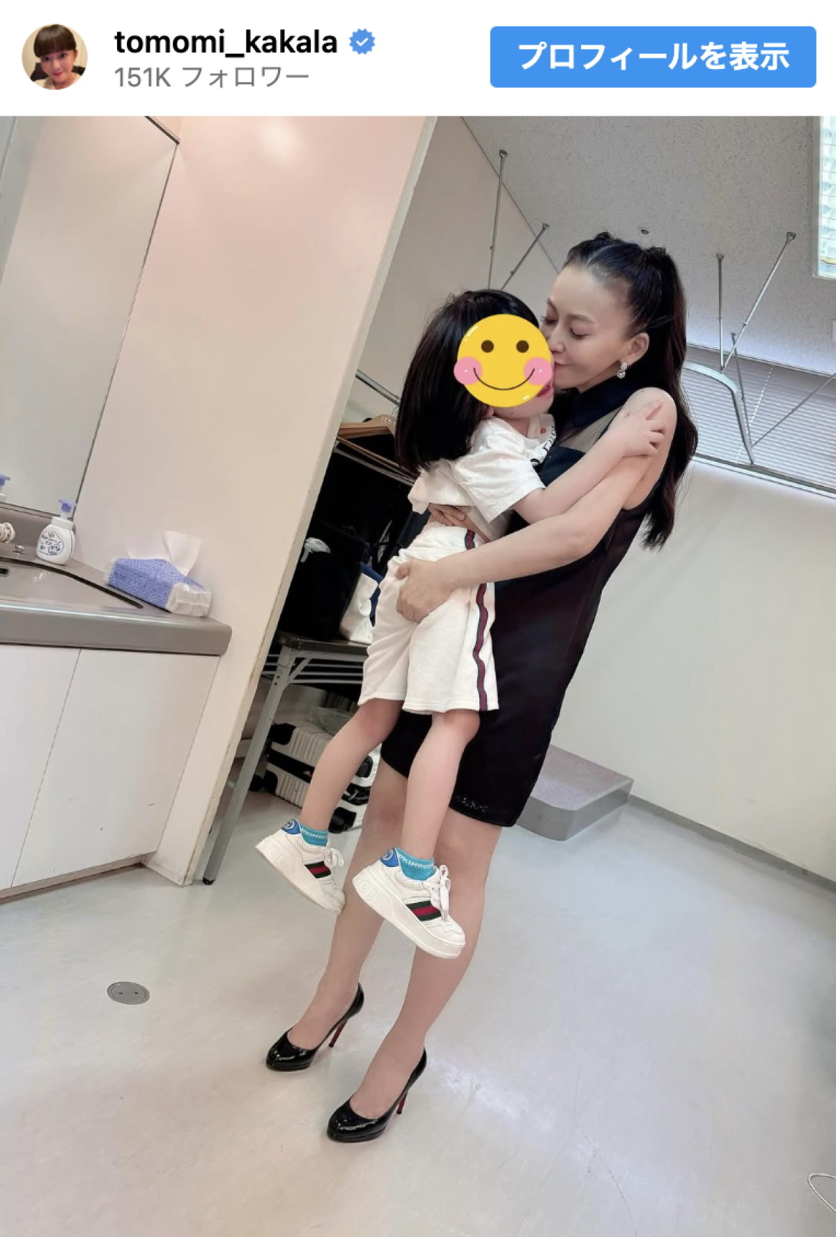 華原朋美、タイトなミニワンピ姿で息子を抱き上げる ※「華原朋美」インスタグラム