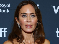 エミリー・ブラント、カットアウトトップスで彼女史上最高にセクシーな大胆ルックを披露