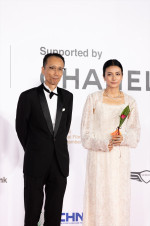 第30回釜山国際映画祭オープニングセレモニーに登場した（左から）映画『兄を持ち運べるサイズに』プロデューサー・小川真司、主演・柴咲コウ