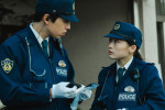 （左から）矢吹（坂東龍汰）＆倖田（伊藤沙莉）　映画『爆弾』場面写真
