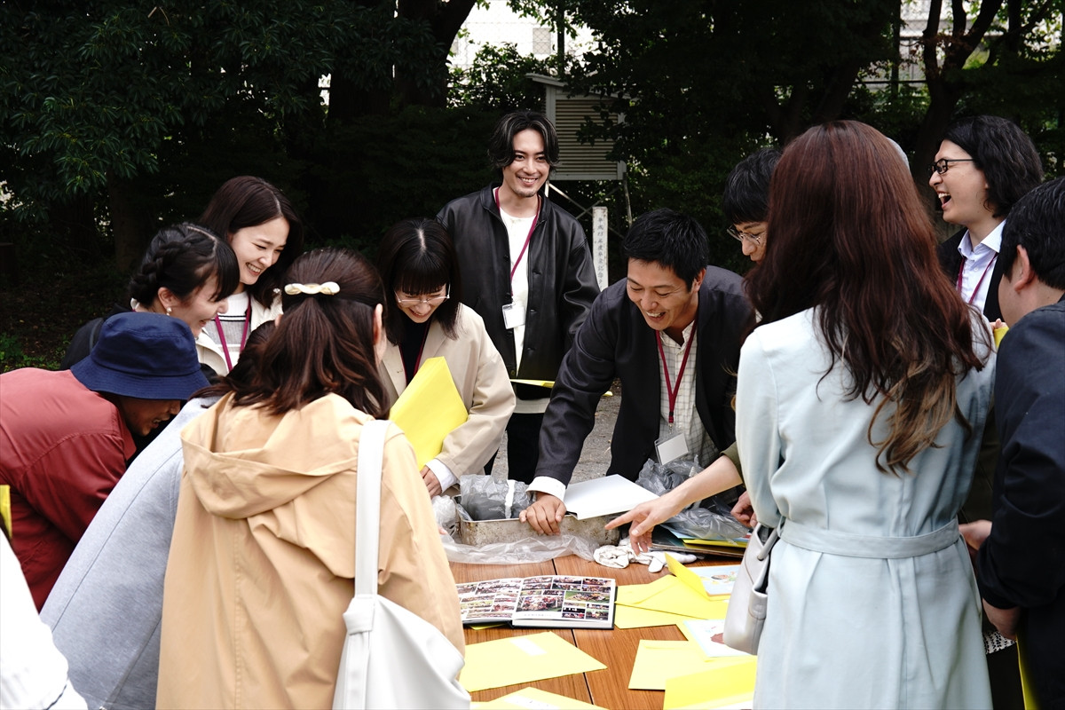 間宮祥太朗×新木優子『良いこと悪いこと』、不穏さあふれるポスター解禁　AIで生成した「小学6年生の写真」にも注目