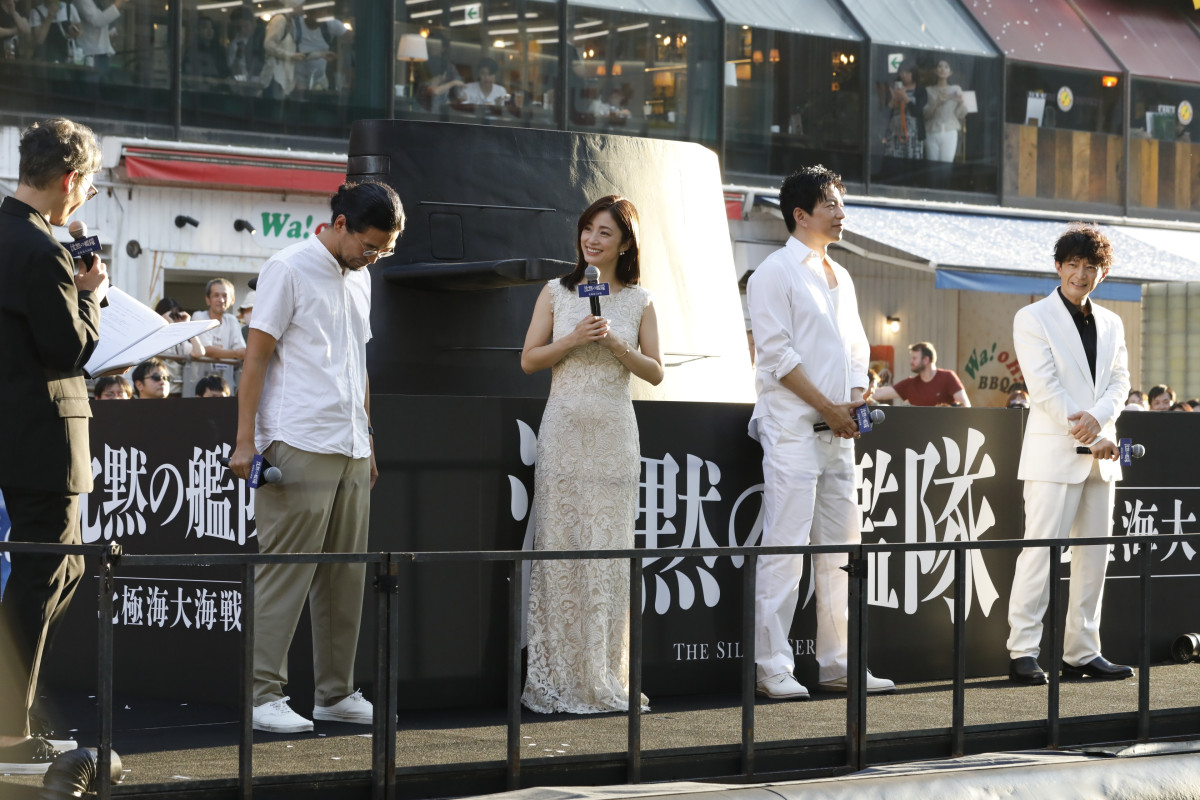 映画『沈黙の艦隊 北極海大海戦』大阪プレミアイベントで道頓堀川に登場した出演者たち