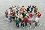 ドラマ『良いこと悪いこと』鷹里小学校 2003年度6年1組の生徒（上から1段目左から）野林万稔／鈴木礼彩／渡邉斗翔／川野結太／湊／本屋碧美／森優理斗／松岡夏輝、（上から2段目左から）和田愛海／渡邉櫂／荒木美緒／三上野乃花／三多海翔／保坂凛駆／山崎莞那（「崎」は「たつさき」が正式表記）／安友早良、（上から3段目左から）眞野煌汰／長三伊乃／愛由／弘中杏／小川拓真／有田一花／西村優里花、（上から4段目左から） 古澤利空／岡本恭太郎／中村龍太郎／岩本佳子／飯田正／石切山莉央