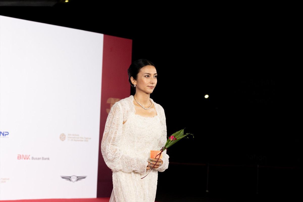 柴咲コウ、純白の衣装で釜山国際映画祭へ！　「韓国の映像作品やエンターテインメントに対する情熱を感じられた」