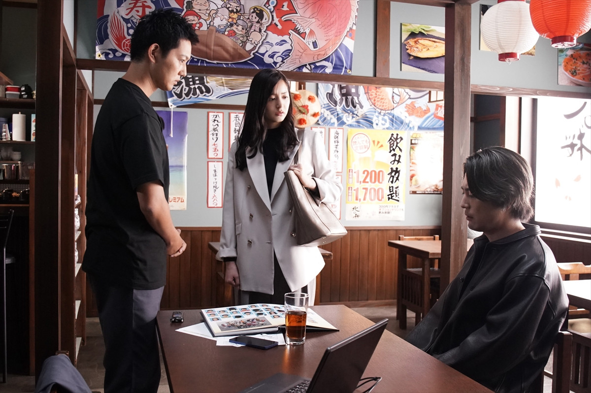 間宮祥太朗×新木優子『良いこと悪いこと』、不穏さあふれるポスター解禁　AIで生成した「小学6年生の写真」にも注目