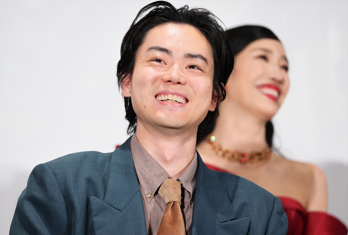 菅田将暉、三谷幸喜の脚本の魅力を語る　幾田りらの差し入れエピソードも明かす