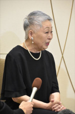 「大山のぶ代さんを偲ぶ会」に参列し、囲み取材に応じる清水マリ
