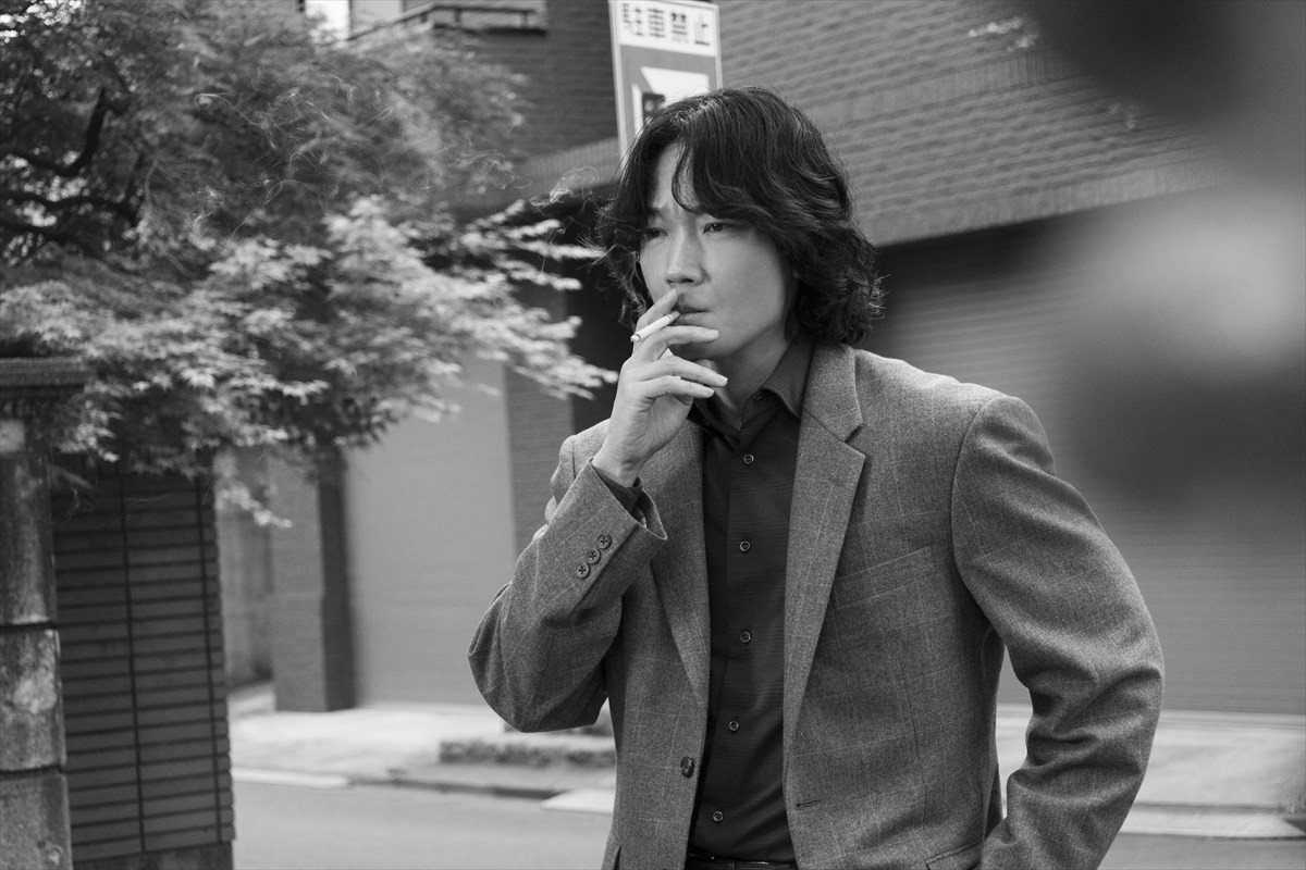 女性を愛することを恐れながらも求めてしまう――綾野剛主演『星と月は天の穴』アザービジュアル&新写真解禁