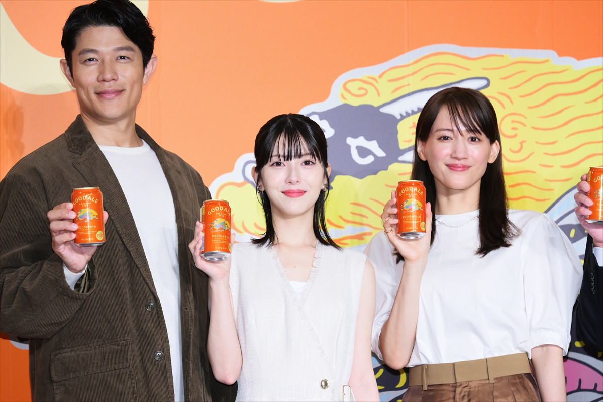 浜辺美波、酒類CM初出演に喜び　ビールの感想には鈴木亮平がいじり「シャンシャン!?」