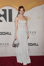 エマ・ストーン、ルイ・ヴィトンのドレスで輝く美しさを披露
