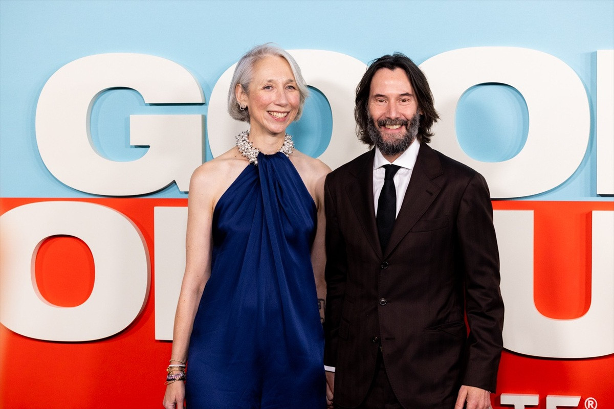 キアヌ・リーヴス、恋人とレッドカーペット登場でラブラブ　“偽”結婚報道にも言及