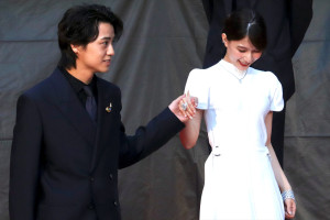 「第38回東京国際映画祭」オープニングレッドカーペットに登場した高橋海人&芳根京子