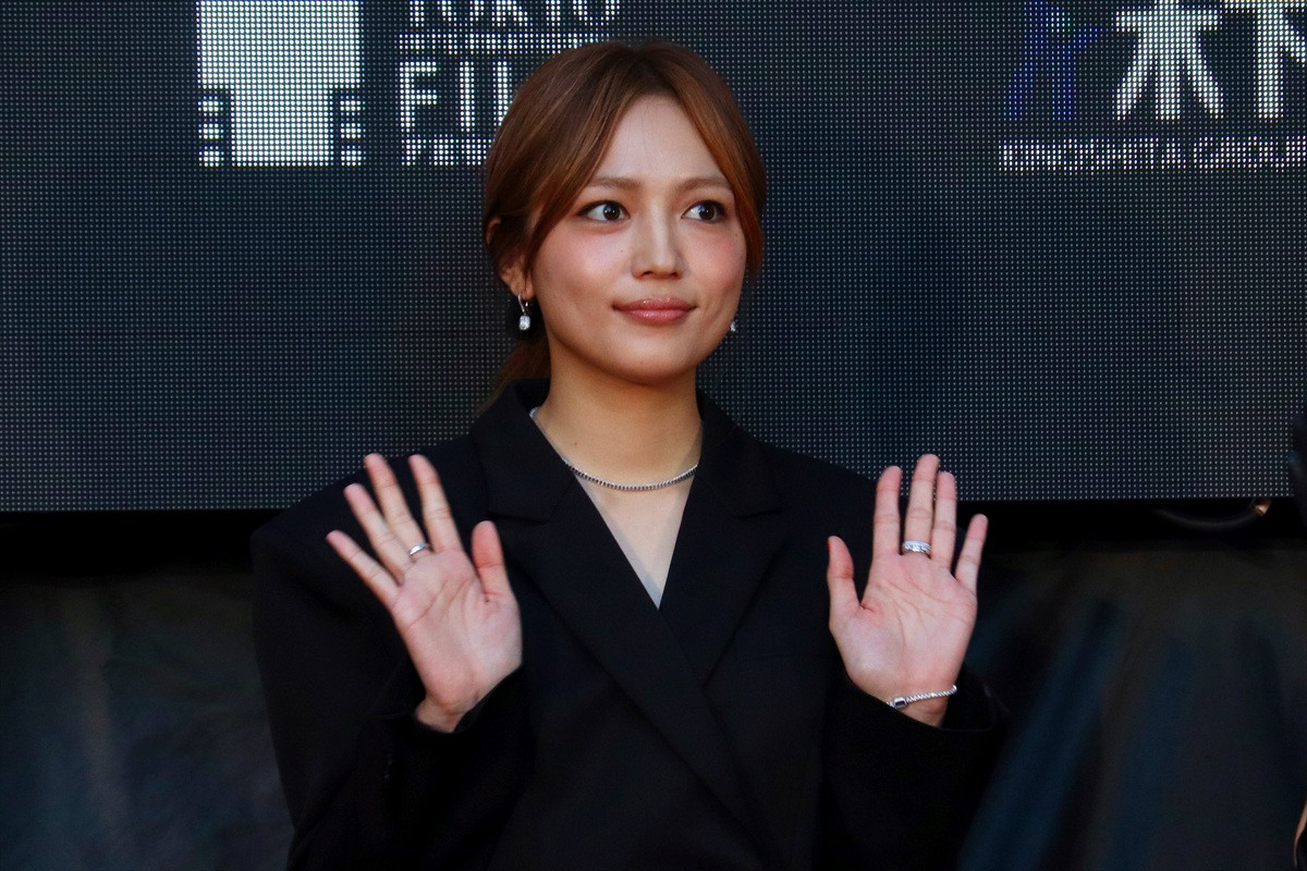 川口春奈、モードなメイクで印象激変!<第38回東京国際映画祭>