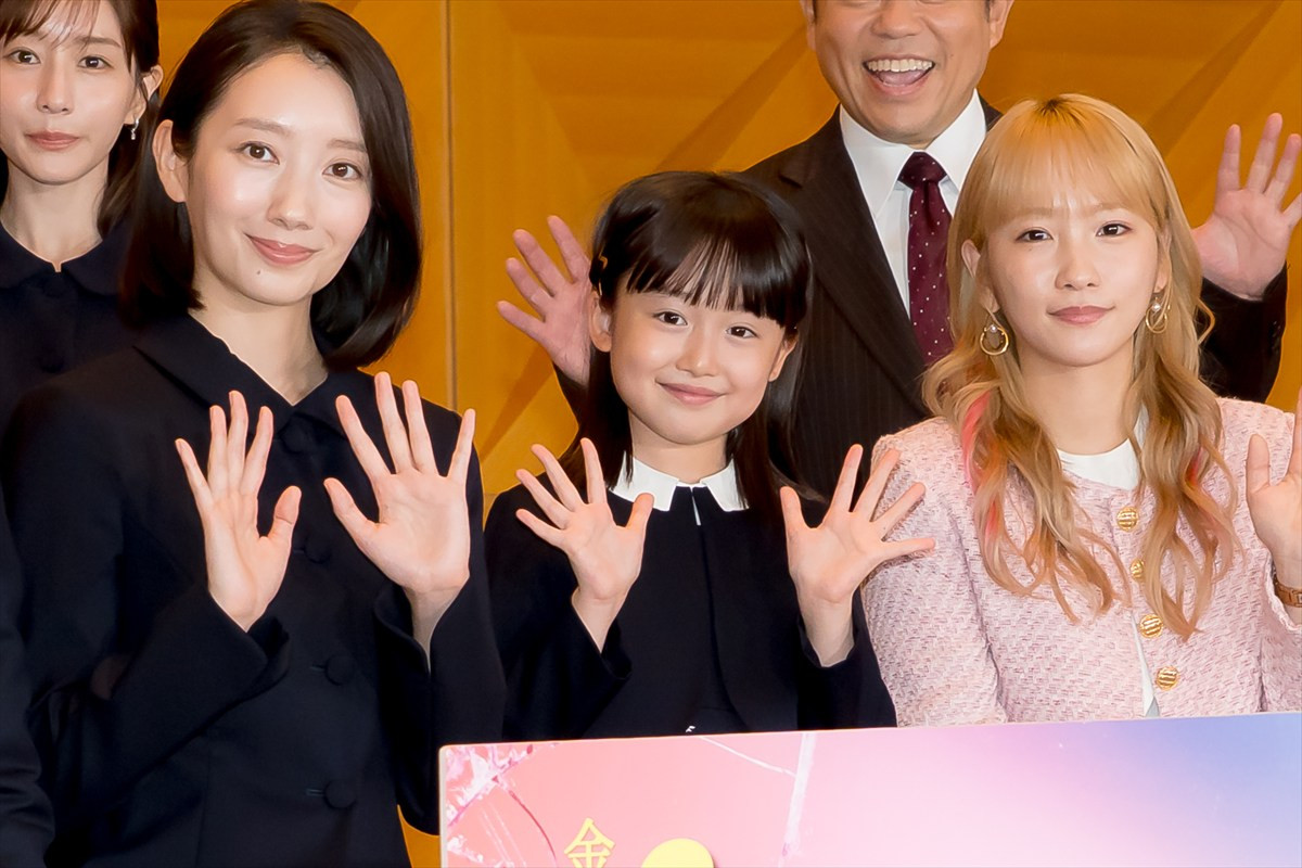 ドラマ『フェイクマミー』制作発表会見に出席した(左から)波瑠、池村碧彩、川栄李奈