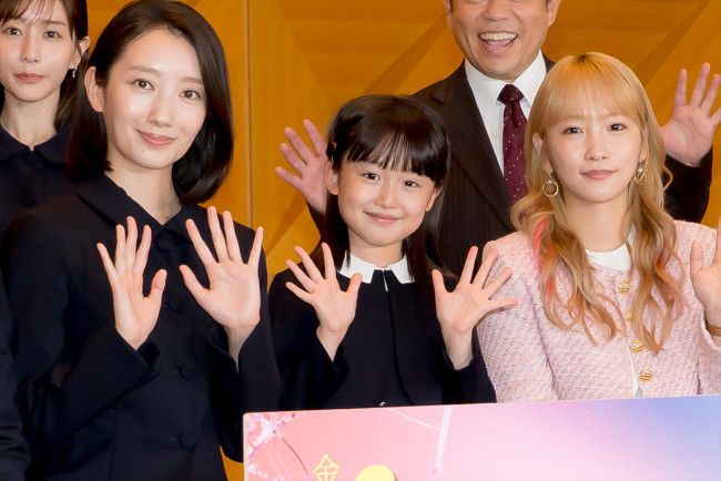 ドラマ『フェイクマミー』制作発表会見に出席した(左から)波瑠、池村碧彩、川栄李奈