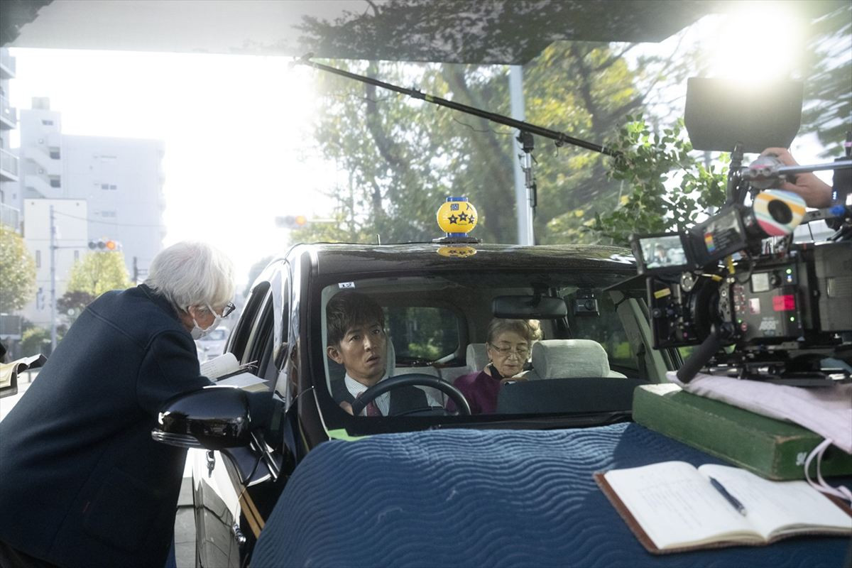 タクシー運転手役の木村拓哉、本番の運転も一発OK！ 『TOKYOタクシー』メイキング写真＆現場レポート到着