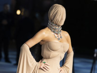 キム・カーダシアン、顔をすっぽり覆ったルックでアカデミー博物館ガラに登場