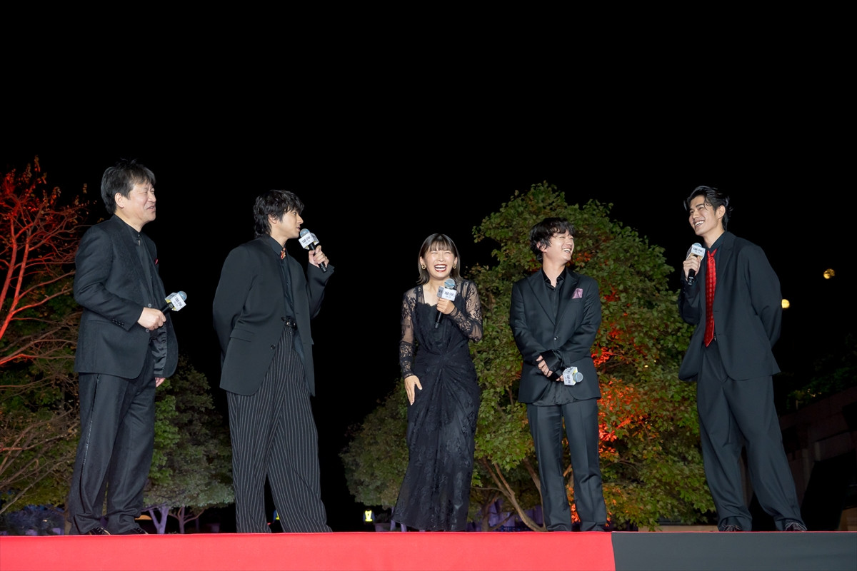 渡部篤郎、舞台挨拶で涙　佐藤二朗「いきなり泣き出すからびっくりしちゃった」