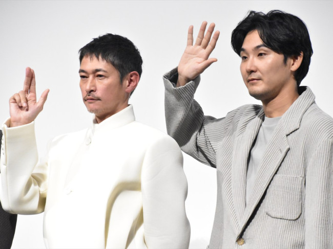 映画 『次元を超える』Dolby Atmos 完成披露試写会舞台あいさつに出席した（左から）窪塚洋介、松田龍平