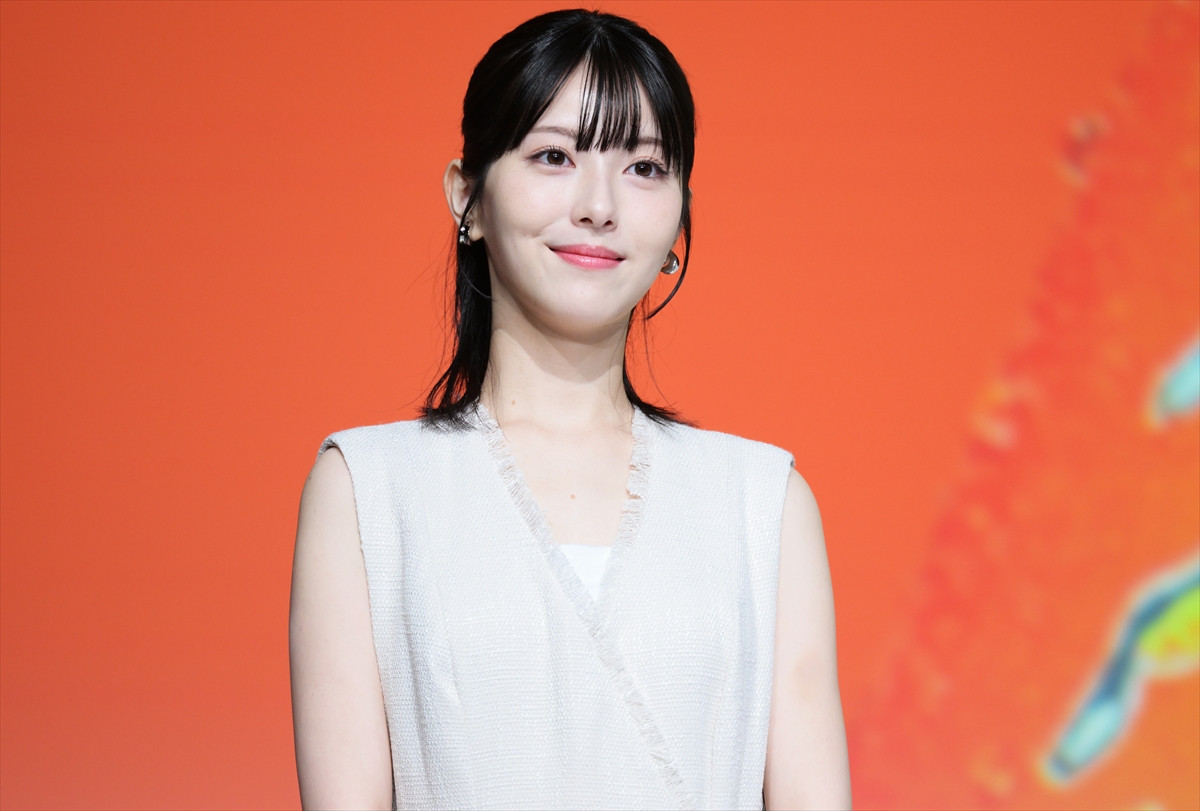 浜辺美波、酒類CM初出演に喜び　ビールの感想には鈴木亮平がいじり「シャンシャン!?」