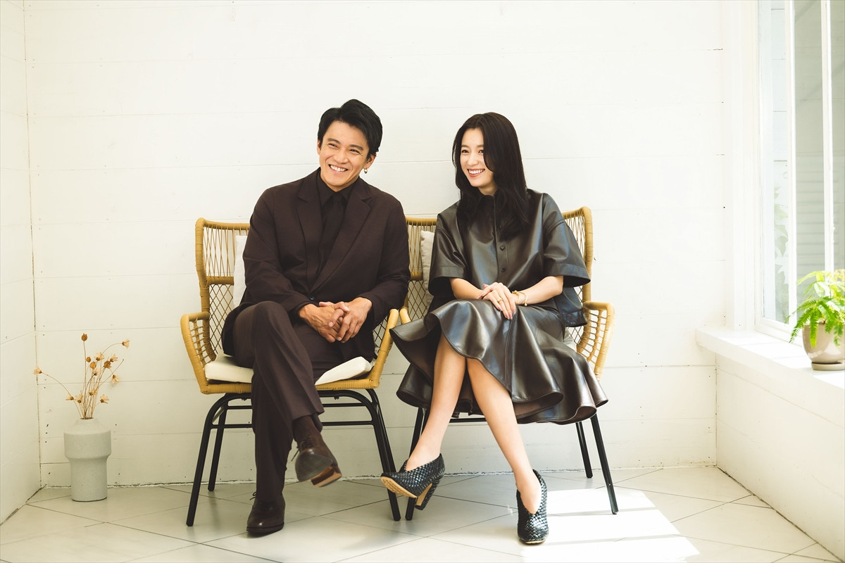 『匿名の恋人たち』小栗旬×ハン・ヒョジュのカップルフォト到着　赤西仁×中村ゆりとの仲良しトーク映像も