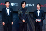 「第38回東京国際映画祭」オープニングレッドカーペットに登場した（左から）高橋渉監督、佐野晶哉、柿澤勇人