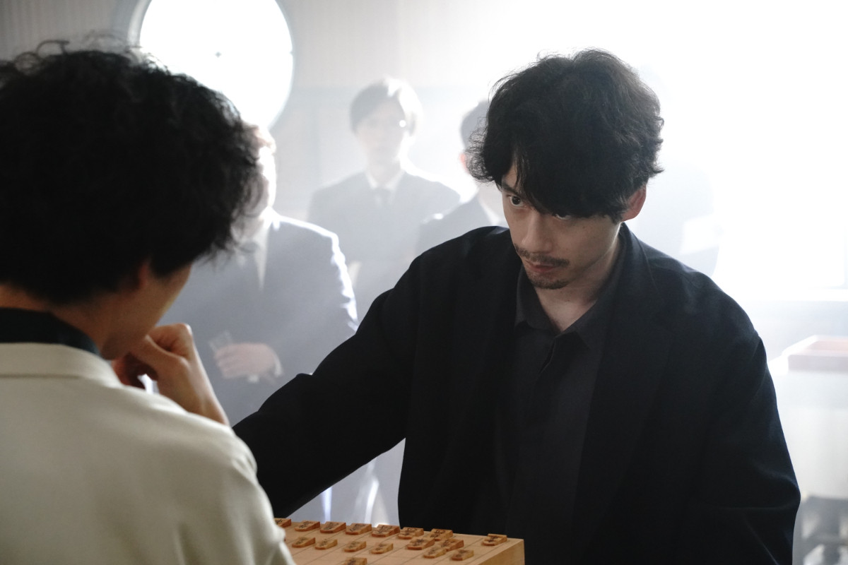 坂口健太郎へ渡辺謙からエール「恐れることなく、挑戦し続けてほしい」 息ぴったりの撮影は同じ“ボケ”で大笑い