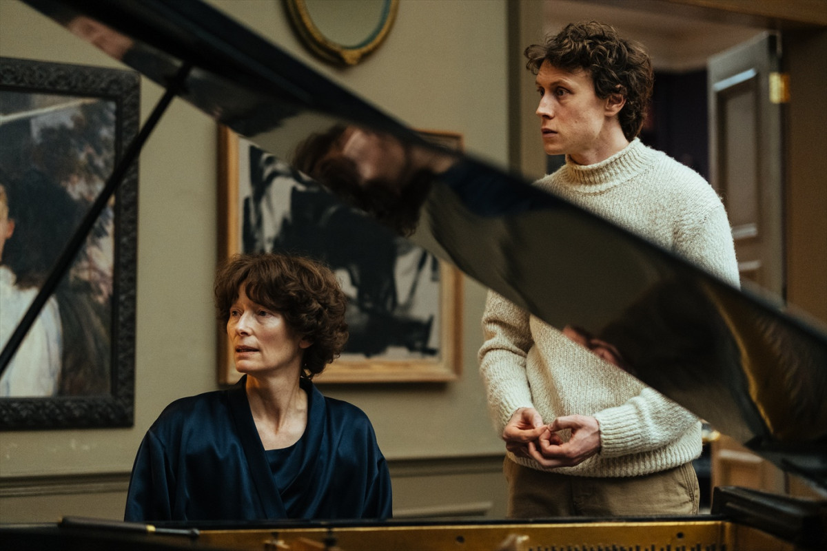 ティルダ・スウィントンの猫耳姿も！　オッペンハイマー監督がおくるミュージカル映画『THE END』シーン写真6点解禁