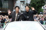 「第71回名古屋まつり」行列に『豊臣兄弟！』特別隊として参加した（左から）小栗旬、仲野太賀