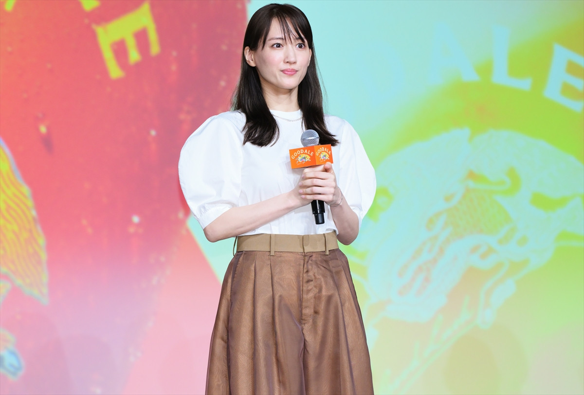 浜辺美波、酒類CM初出演に喜び　ビールの感想には鈴木亮平がいじり「シャンシャン!?」