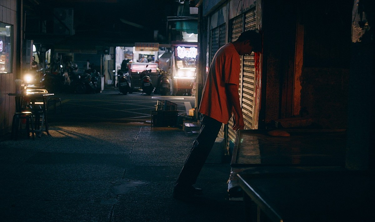 宇賀那健一監督×『呪詛』チームが放つトラウマ系ホラー『ザ・カース』　“赤い服の女”を捉えたティザービジュアル＆初映像解禁