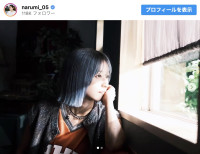 “青髪”に激変した鳴海唯　※「鳴海唯」インスタグラム