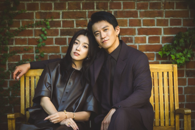 Netflixシリーズ『匿名の恋人たち』小栗旬×ハン・ヒョジュのカップルフォト