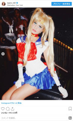 目元も漫画風に ※「テイラー・ヒル」インスタグラム