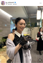 柴咲コウ、顔より大きなグラスで乾杯! 肩だしドレス姿でキメポーズ「柴咲コウ」インスタグラム